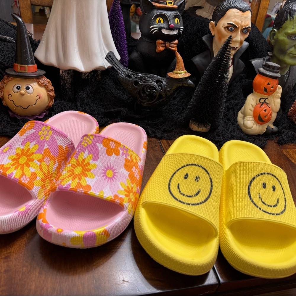 No Boundaries Pink Floral and Yellow Smiley Sandals Size 8